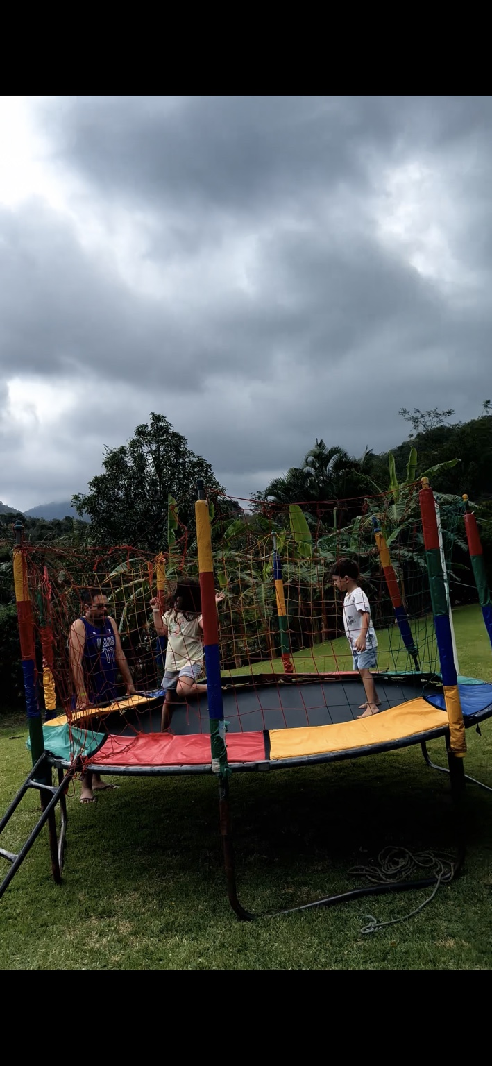 Crianças brincando no trampolim ao ar livre